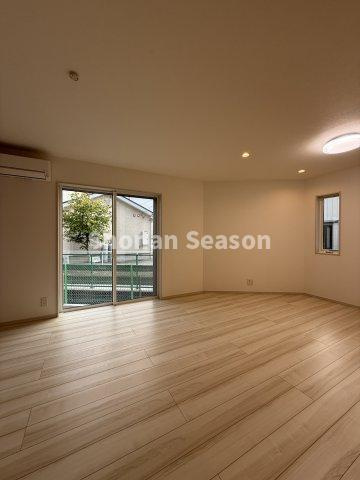 【居間・リビング】 | ソファ・テーブルを置いてもスペース十分な広々リビングです♪