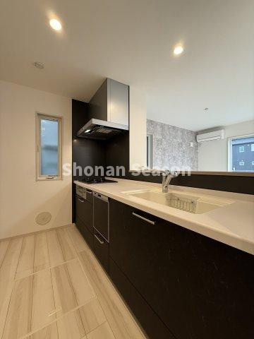 【キッチン】 | お料理のレパートリーが増える３口コンロ・グリル搭載！
食洗機搭載で、家事負担も軽減されますよ♪