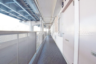【その他共用部分】 | 共用廊下です。ここもきれいに清掃されています。周囲のお部屋の様子も、ぜひ伺ってみてください。～即日のご見学可能～　お問合せはお気軽にどうぞ。