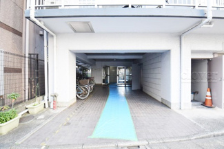 【エントランス】 | お客様を、そして住人を出迎えてくれるマンションのエントランス。ゴミが落ちていないことからも、管理状態の良さや住民の節度の高さが見て取れます。～即日のご見学可能～　お問合せはお気軽にどうぞ。