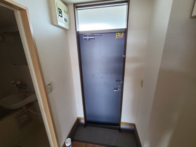 ブランドール北之幸谷の玄関