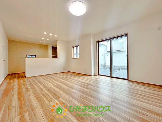 ワイウッドコート加須市馬内第１期　新築一戸建て　02の居間・リビング