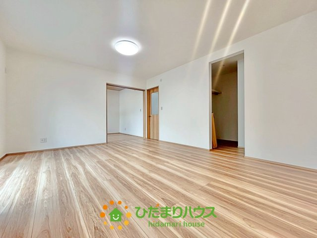 ワイウッドコート加須市馬内第１期　新築一戸建て　02の居間・リビング