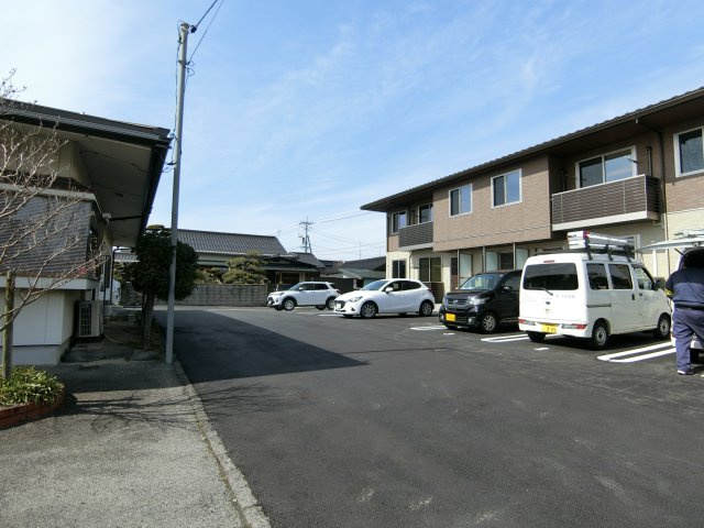 プレミアスの駐車場