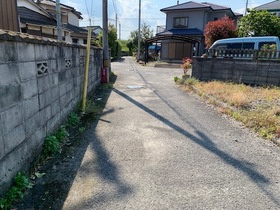 西条市神拝甲25-4の前面道路含む現地写真
