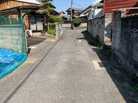 西条市神拝甲25-4の前面道路含む現地写真
