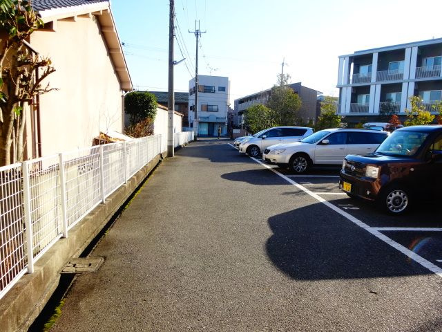 タウニィハイツ金剛の駐車場