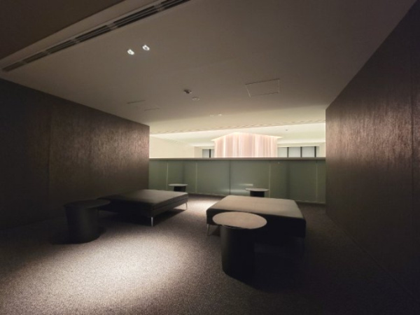 【その他共用部分】 | 【2階共用ホール】近くに福祉対応のお手洗いもございます！モダンで落ち着いた空間です。