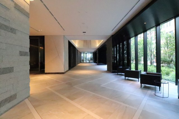 【エントランス】 | 【エントランスホール】開放的で明るく、心地の良いガラスウォールのエントランスホールです！