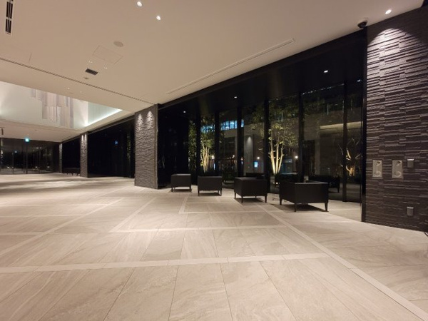 【エントランス】 | 【エントランスホール】夜になると外がライトアップされ、幻想的な雰囲気に。