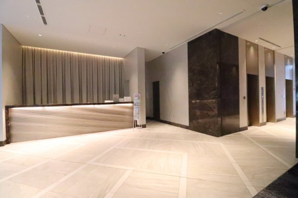 【エントランス】 | 【エントランスホール】コンシェルジュカウンターです。より快適な暮らしを叶える、多彩なサービスを提供！