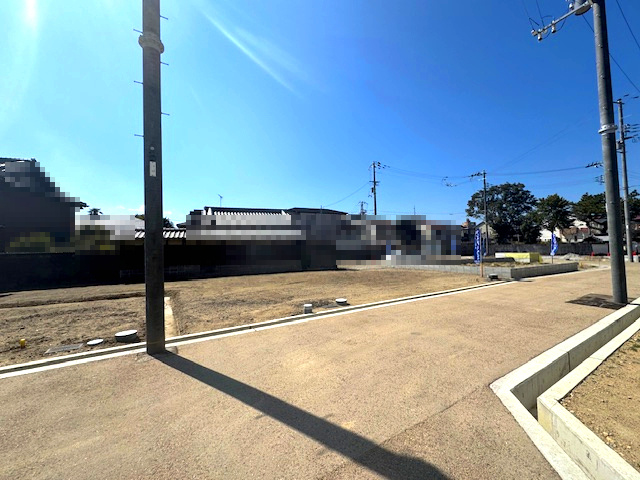 【外観】 | ライフフィールド岸城町　13号地 | 南海本線「岸和田」駅まで徒歩9分！スーパーやドラッグストアなどが近く、お買物に便利な立地。（2025年3月撮影）