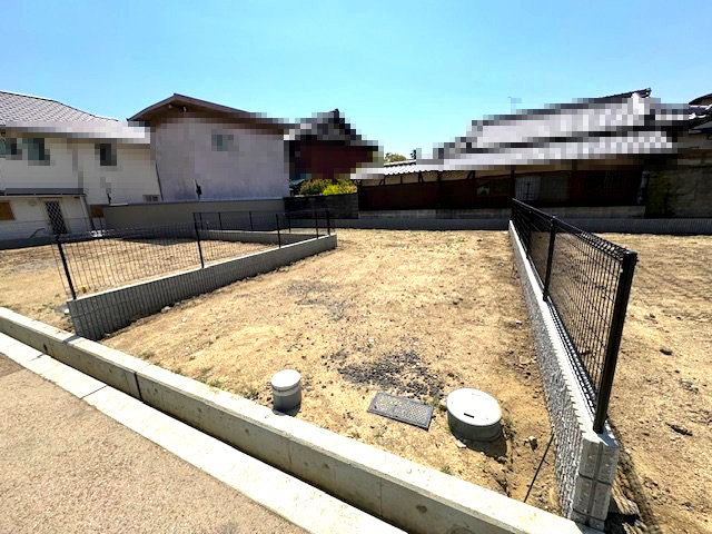 【前面道路含む現地写真】 | ライフフィールド岸城町　13号地 | 現況更地につき、プランが決まり次第スムーズに建築可能です！（2025年4月撮影）