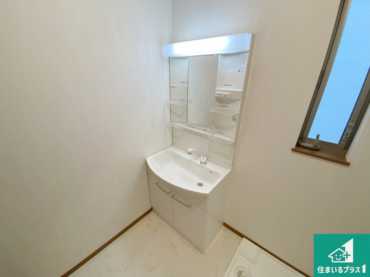 高石市羽衣　中古一戸建ての独立洗面台|白を基調とした清潔感のあるシャワー付き洗面化粧台です。フラットな鏡は掃除がしやすく毎日清潔！収納が多いのも嬉しいですね。 小窓からも光が差し込み明るいです。