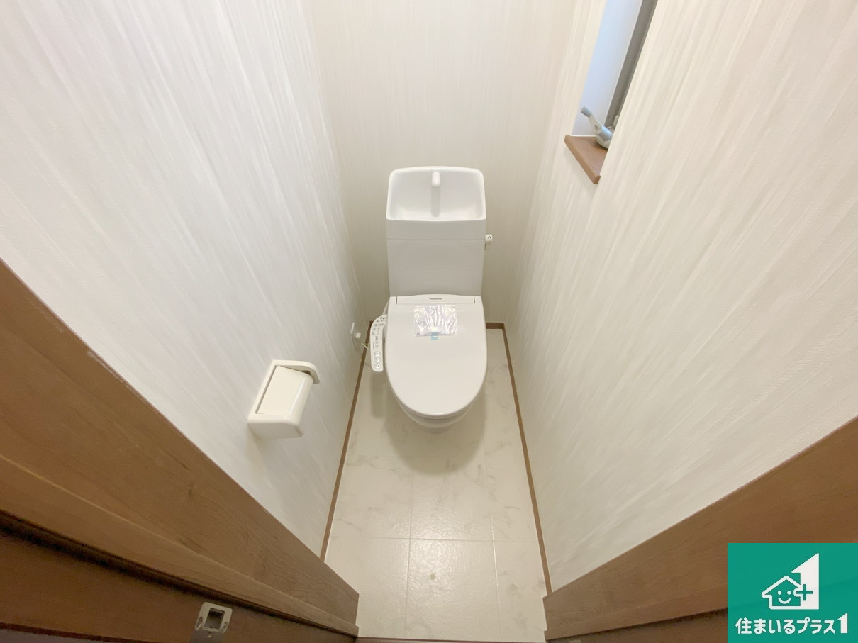 高石市羽衣　中古一戸建てのトイレ|シャワー洗浄機能付トイレは標準仕様。冬場は暖かシートヒーターも装備！
表面コートでキレイ長持ち！省エネ節水仕様の温水洗浄トイレ！