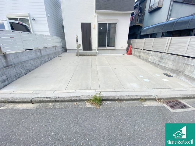高石市羽衣　中古一戸建ての駐車場|段差のない駐車場！らくらく駐車2台可能！