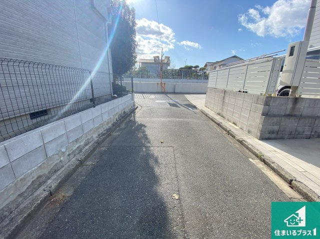 高石市羽衣　中古一戸建ての前面道路含む現地写真|周辺は閑静な住宅街！前面道路広々で車の出し入れも便利です。駐車が苦手な方でも安心して車庫入れできます！