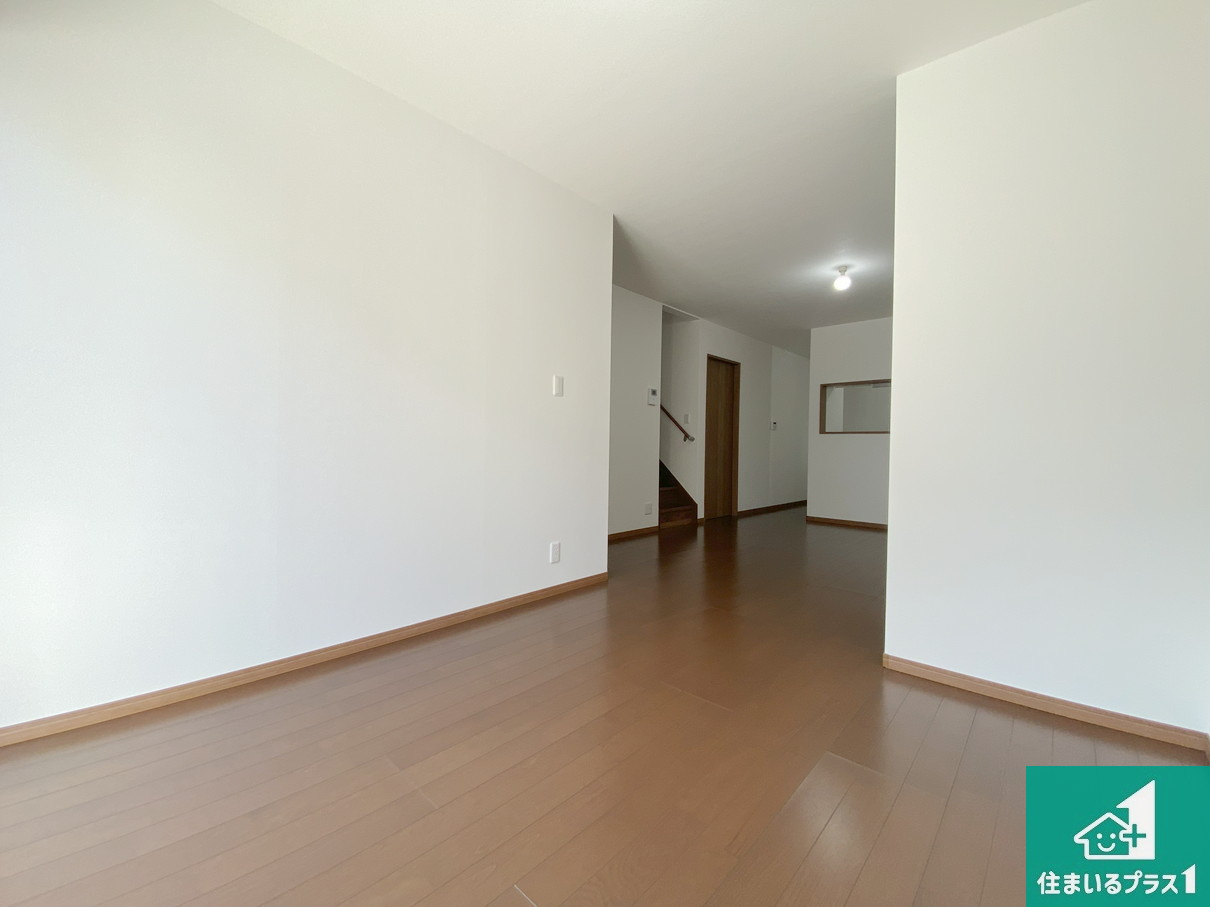 高石市羽衣　中古一戸建ての居間・リビング|日当たり良好の明るいリビングで朝の目覚めもスッキリできそう！対面キッチンでご家族のコミュニケーションも自然と増える設計！小さなお子様が遊ぶスペースを作っても広々とくつろげるLDK！