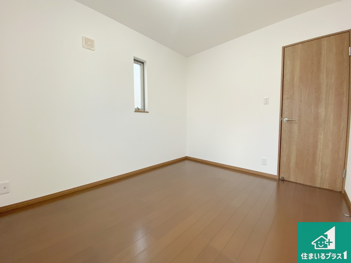 高石市羽衣　中古一戸建ての洋室|シンプルな洋室は、自分好みのインテリアが楽しめます♪ご家族とインテリアや家具を選びに行くのは購入時の醍醐味の一つです。ぜひお楽しみください♪