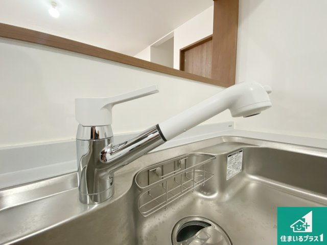 高石市羽衣　中古一戸建ての設備|浄水器を内蔵！炊飯時、お茶を作る時に安心してお水を使えます！お湯と冷水、浄水と原水、シャワーの切替えもワンタッチです！