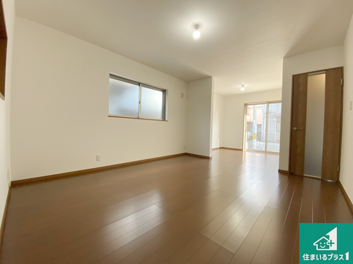 高石市羽衣　中古一戸建ての居間・リビング|シンプルなリビングは、ソファーを置いたり、観葉植物を置いたり、家具の配置やインテリアで住む人のこだわりを活かすゆとりある空間にしてください♪全室複層ガラスの快適リビング