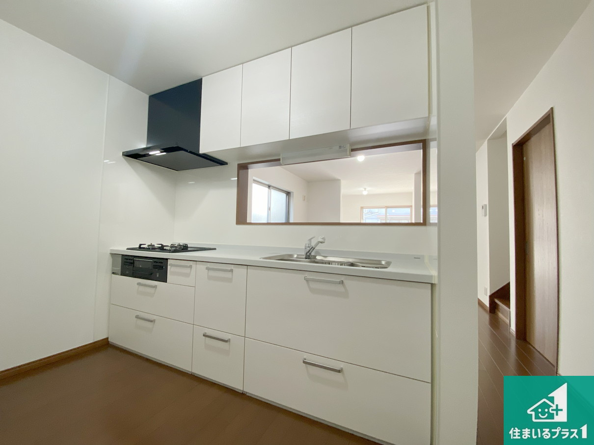 高石市羽衣　中古一戸建てのキッチン|収納豊富！浄水器付きキッチン！お子さまの様子を見ながらお料理を楽しむことができますね。家族のコミュニケーションが増え会話もはずみそう！浄水器付きワイドシンク