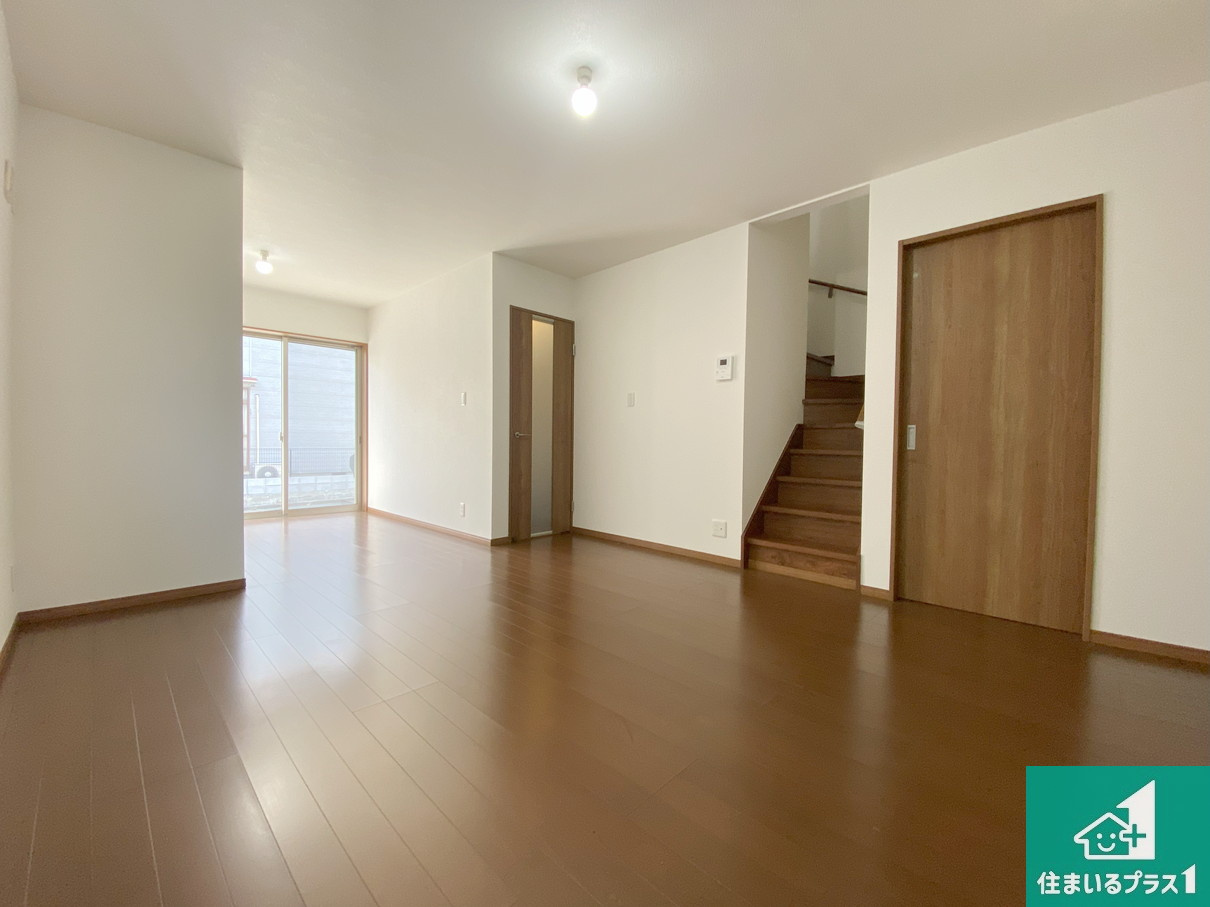 高石市羽衣　中古一戸建ての居間・リビング|太陽の光が差し込むとっても明るいリビング！思わず微笑みたくなる居心地の良さ。家族団らんの時間も増えそうなくつろぎのＬＤＫで、住む人のこだわりを活かすゆとりある空間♪