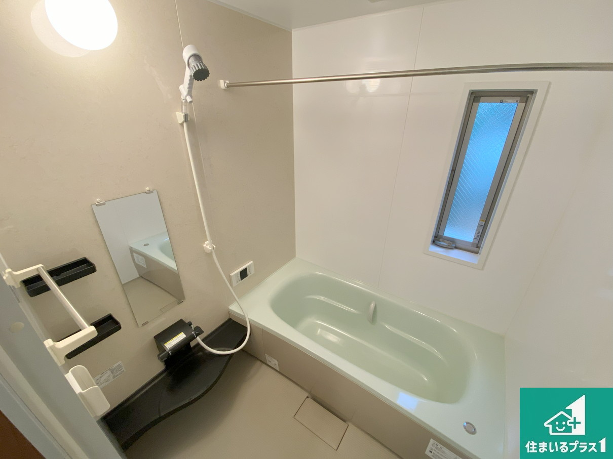 高石市羽衣　中古一戸建ての浴室|足をゆったり伸ばして一日の疲れを癒してくれる浴槽。窓は少し高めに設置することで、外部からの視線も気にならない設計にし、かつ差し込む光が明るく穏やかな雰囲気にしてくれます！