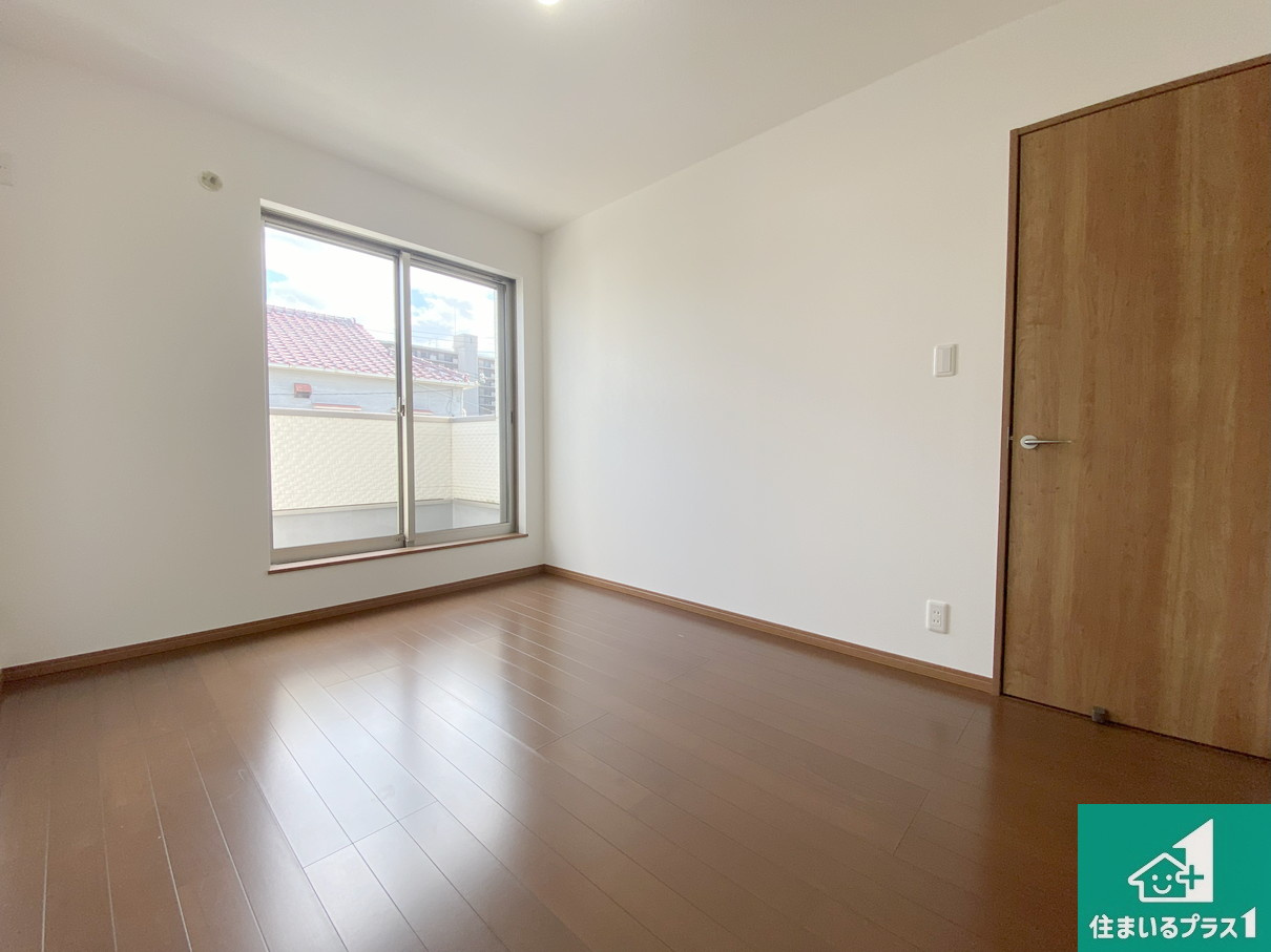 高石市羽衣　中古一戸建ての洋室|ナチュラル感のある洋室は、自分好みのインテリアが楽しめます♪ご家族とインテリアや家具を選びに行くのは購入時の醍醐味の一つです。ぜひお楽しみください♪【現地写真】