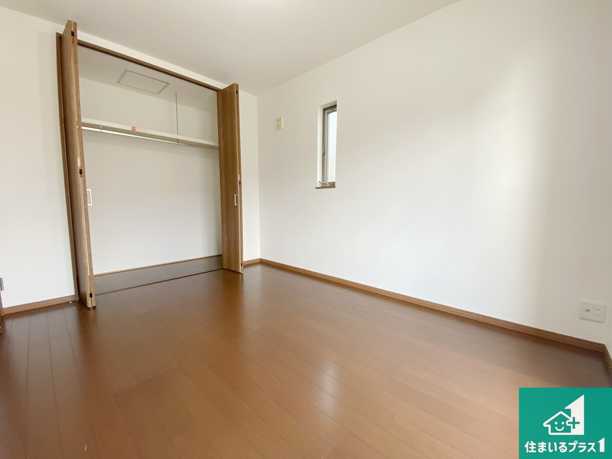 高石市羽衣　中古一戸建ての洋室|収納スペースが充実しているので子供の成長に合わせてたくさん収納ができます！家族構成に合わせた様々な活用ができる収納！