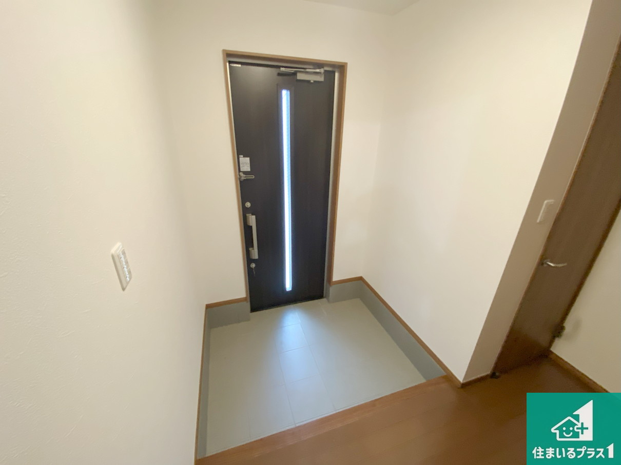 高石市羽衣　中古一戸建ての玄関|大型のシューズＢＯＸにはたくさんの靴が収納できるので玄関周りはいつもスッキリ！【現地写真】