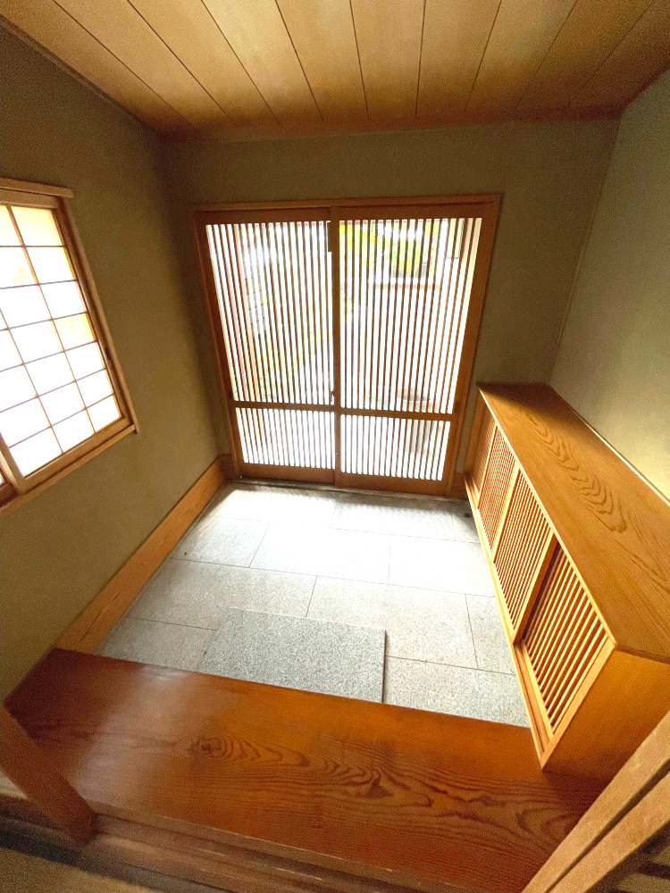 屋島東町　戸建の玄関