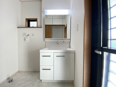 【独立洗面台】 | うるま市前原（全4棟）2・3号棟 | 2号棟　三面鏡付き洗髪洗面化粧台♪