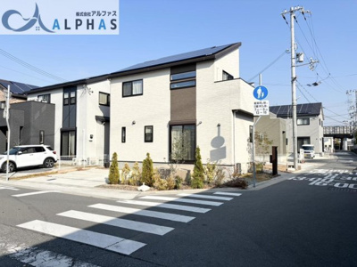 【前面道路含む現地写真】 | 加古川市尾上町養田　築浅一戸建て | 南東角地の為、陽当たり通風良好♪
前面道路幅員6ｍ以上あり駐車がしやすい♪