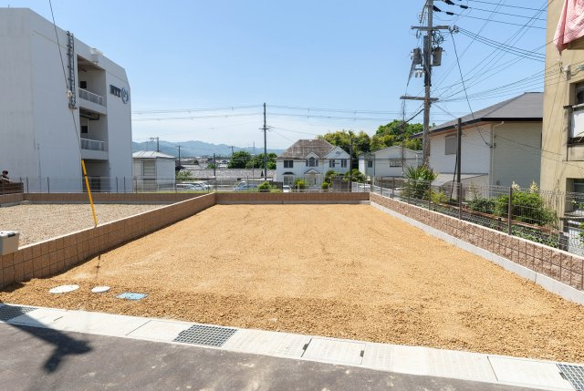 熊取町野田１丁目　建築条件無し売り土地　D号地の前面道路含む現地写真