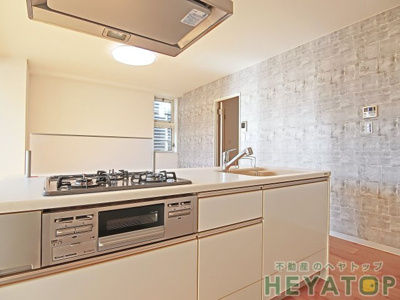 【キッチン】 | フローレスタナベ | 毎日のお料理が楽しくなるシステムキッチン完備