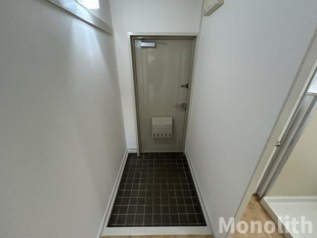 光明台37号棟の玄関