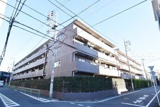 【外観】 | 手入れの行き届いた外壁やエントランスなど、「見ればわかる」レベルで清潔感を保ったマンションです。築年数を感じさせない姿で皆様をお出迎えします。～即日のご見学可能～　お問合せはお気軽にどうぞ。