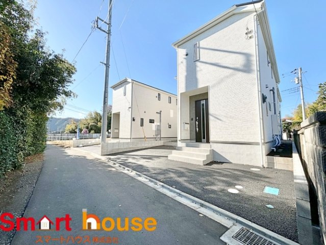 相模原市緑区大島　新築４棟！の前面道路含む現地写真|外壁が周囲の街並みと青空に生えるお洒落な仕上がり！周囲には高い建物のないエリア。青い空が大きく感じますね。