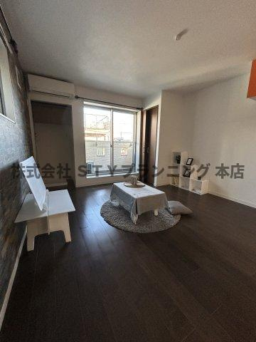 仲介手数料０円！Ambraの居間・リビング