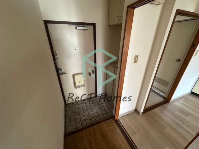 シャトー三和Ⅲ号館の玄関