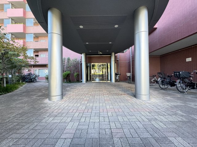 アクシアガーデン南砂のエントランス|スタイリッシュで重厚感のあるエントランスがお出迎え