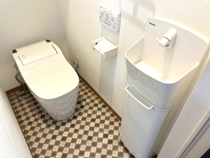 高石市千代田2丁目　中古戸建のトイレ|タンクレストイレ（アラウーノS）で掃除もラクラク。
もちろん暖房便座やウォシュレットもついてます。