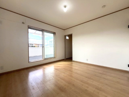 高石市千代田2丁目　中古戸建の洋室|【洋室8帖】
WIC＋ワイドバルコニーの主寝室に最適な部屋。
ダブルベッドを置いても余裕があります。