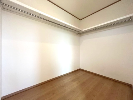 高石市千代田2丁目　中古戸建の収納|収納力豊富なウォークインクローゼット。
荷物の多いご家族にも安心です。