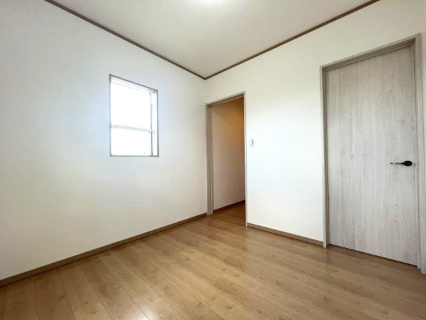 高石市千代田2丁目　中古戸建の洋室|【洋室4.5帖】
角地の両面道路からの二面採光＋収納豊富なWICのある明るいお部屋です。