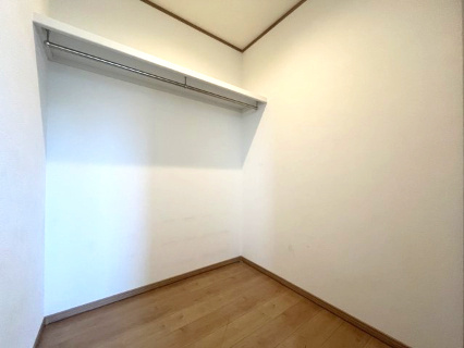 高石市千代田2丁目　中古戸建の収納|収納力豊富なウォークインクローゼット。
荷物の多いご家族にも安心です。