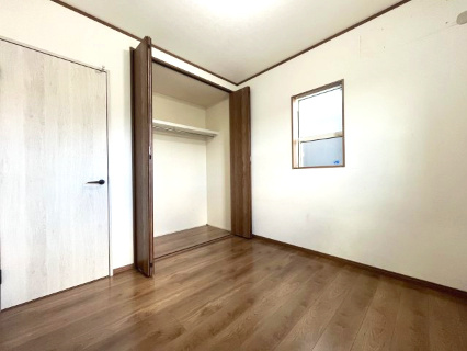 高石市千代田2丁目　中古戸建の洋室|【洋室4.5帖】
二面採光＋広々収納のあるお部屋です。
二面採光で明るいお部屋です。