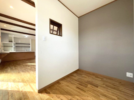 高石市千代田2丁目　中古戸建の洋室|ＬＤＫに隣接している３帖のフリースペース。
書斎やお子様の遊び場など成長に応じて使い分け可能です。