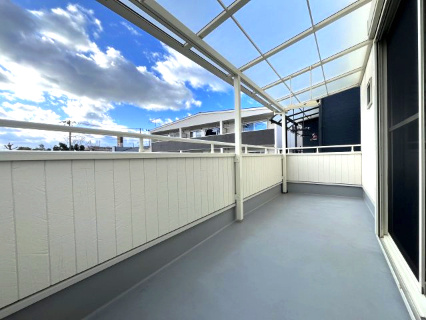 高石市千代田2丁目　中古戸建のバルコニー|広々ワイドバルコニー。屋根付きで雨の日も安心です。
大きな駐車場側にあるため採光通風良好です。